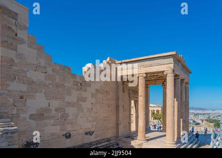 ATHEN, GRIECHENLAND - 21. MAI 2022: Säulen des berühmten Hekatompedon-Tempels in der Akropolis Stockfoto