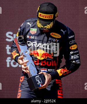 Le Castellet, Frankreich. 24. Juli 2022, LE CASTELLET - Max Verstappen (Oracle Red Bull Racing) auf dem Podium nach dem Gewinn des Grand Prix von Frankreich F1 auf dem Circuit Paul Ricard in Le Castellet, Frankreich. 24. JULI 2022, REMKO DE WAAL Stockfoto