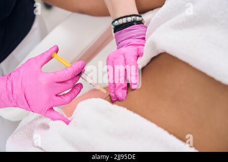 Injektionen zum Anheben der Bauchhaut Stockfoto