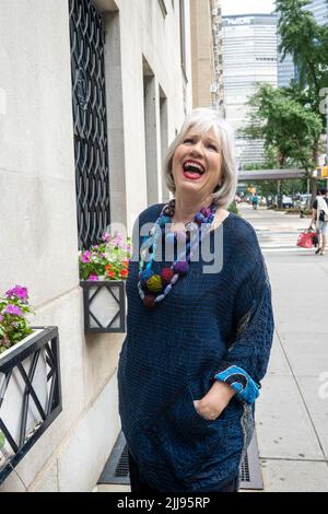 Cheryl Acrey Models Designer Mieko Mintz Fashion in Murray Hill, 2022, NYC, USA Stockfoto