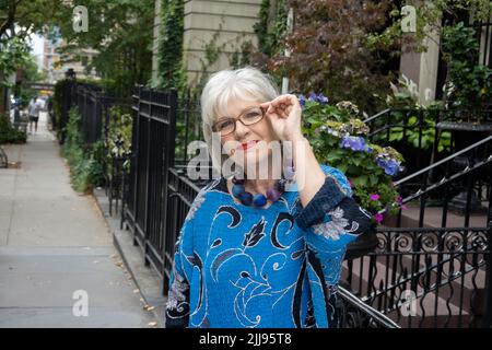 Cheryl Acrey Models Designer Mieko Mintz Fashion in Murray Hill, 2022, NYC, USA Stockfoto