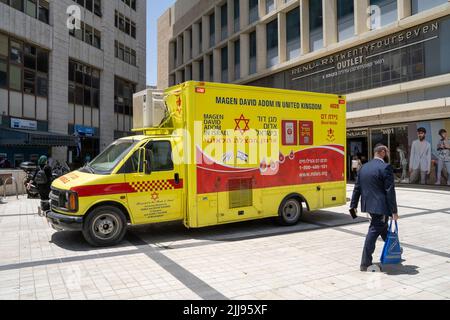 Jerusalem, Israel - 2.. Juni 2022: Ein Krankenwagen mit Blutspende der Organisation Magen David Adom, geparkt in einer Straße in Jerusalem, Israel. Stockfoto