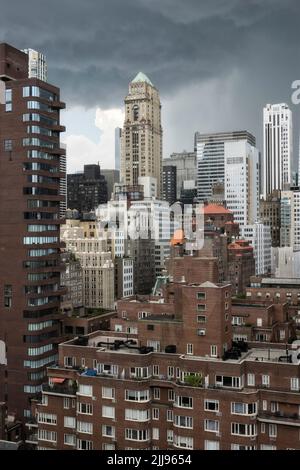 Graue Gewitterwolken wirken drohend über Midtown Manhattan, NYC, USA 2022 Stockfoto