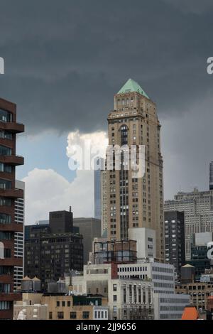Graue Gewitterwolken wirken drohend über Midtown Manhattan, NYC, USA 2022 Stockfoto