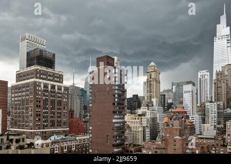Graue Gewitterwolken wirken drohend über Midtown Manhattan, NYC, USA 2022 Stockfoto