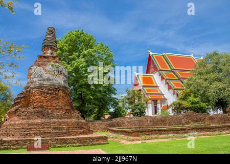 Der Prang im Wat Phra Si Sanphet war der heiligste Tempel in Ayutthaya Thailand. Der Hintergrund ist Wihan Phra Mongkhon Bophit. Stockfoto