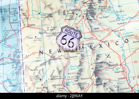 Still-Life Route 66 Schildstift auf einer Highway-Karte der westlichen Staaten, 2022, USA Stockfoto