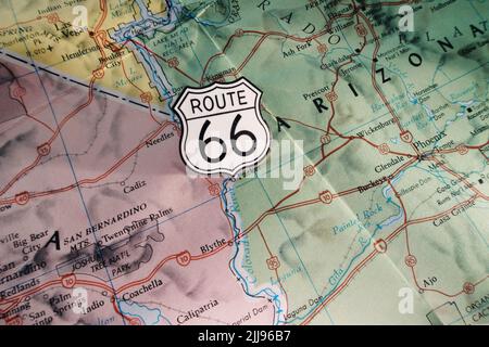 Still-Life Route 66 Schildstift auf einer Highway-Karte der westlichen Staaten, 2022, USA Stockfoto