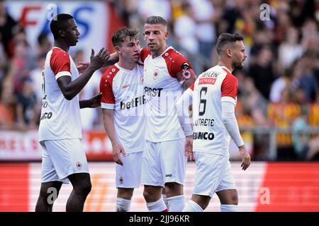 Mechelen, Belgien, 24/07/2022, Antwerpens William Pacho Tenorio, Antwerpens Sam Vines, Antwerpens Toby Alderweireld und Antwerpens Birger Verstraete feiern am Sonntag, den 24. Juli 2022 in Mechelen ein Fußballspiel zwischen KV Mechelen und dem Royal Antwerp FC, Am 1. Tag der 'Jupiler Pro League' 2022-2023 erste Division der belgischen Meisterschaft. BELGA FOTO JOHAN EYCKENS Stockfoto