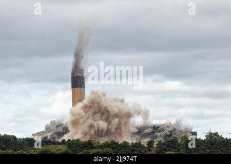Aufgenommen aus einer Serie von Fotos des Schornsteinhauses und des Kesselhauses im Kraftwerk Eggborough, das durch kontrollierte Sprengstoffe abgerissen wurde. Stockfoto