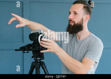 Anleitung des Kameramanns zeigt den Finger in die Richtung Stockfoto