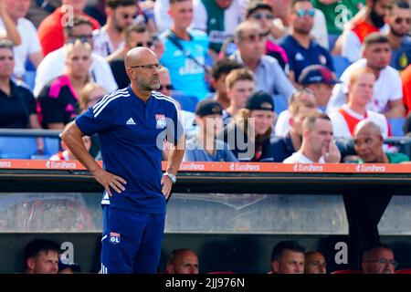 ROTTERDAM, NIEDERLANDE - 24. JULI: Peter Bosz von Olympique Lyon während des Vorsaison-Freundschaftsspiel zwischen Feyenoord und Olympique Lyon am 24. Juli 2022 im Stadion Feyenoord in Rotterdam, Niederlande (Foto: Geert van Erven/Orange Picles) Stockfoto