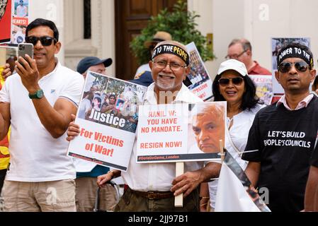 London, Großbritannien. 17. Juli 2022. Menschen aus Sri Lanka marschieren, um nach dem Rücktritt von Präsident Gotabaya Rajapaksa einen Systemwechsel zu fordern Stockfoto