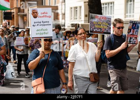 London, Großbritannien. 17. Juli 2022. Menschen aus Sri Lanka marschieren, um nach dem Rücktritt von Präsident Gotabaya Rajapaksa einen Systemwechsel zu fordern Stockfoto