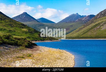 Das blaue Wasser des Silent Valley, das durch die Mourne Mountains fließt Stockfoto
