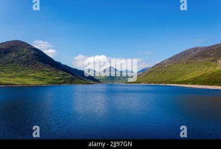Das blaue Wasser des Silent Valley, das durch die Mourne Mountains fließt. Stockfoto