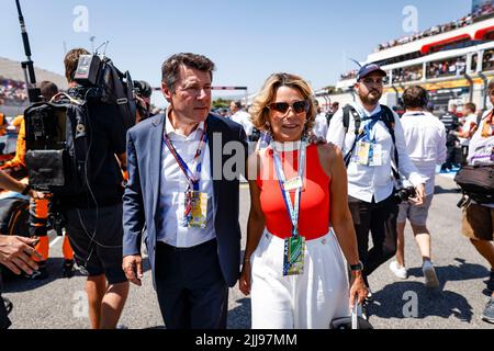 Le Castellet, Frankreich - 24/07/2022, Estrosi Christian, Bürgermeister von Nizza und seine Frau während des Formel 1 Lenovo Grand Prix de France, Grand Prix von Frankreich 2022, 12. Lauf der FIA Formel 1 Weltmeisterschaft 2022 vom 22. Bis 24. Juli 2022 auf dem Circuit Paul Ricard, in Le Castellet, Frankreich - Foto Julien Delfosse / DPPI Stockfoto