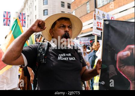 London, Großbritannien. 17. Juli 2022. Menschen aus Sri Lanka marschieren, um nach dem Rücktritt von Präsident Gotabaya Rajapaksa einen Systemwechsel zu fordern Stockfoto