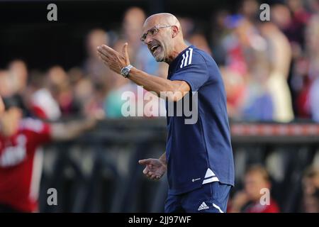 ROTTERDAM - Olympique Lyonnais Trainer Peter Bosz während des Freundschaftsspiel zwischen Feyenoord und Olympique Lyon im Feyenoord Stadium de Kuip am 24. Juli 2022 in Rotterdam, Niederlande. ANP BART STOUTENDIJK Stockfoto