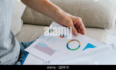 Business Dokumente Data man Studie Papiere Grafiken Stockfoto