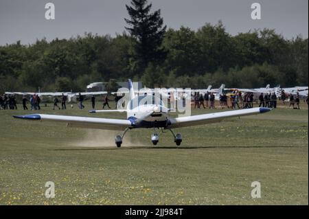 Ein tschechisches Sport PS-28 Cruiser Leichtflugzeug auf dem Popham Airfield in Hampshire für die Microlight Trade Fair 2022 Stockfoto