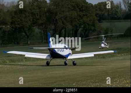 Ein tschechisches Sport PS-28 Cruiser- und Gyrocopter-Leichtflugzeug auf dem Popham Airfield in Hampshire für die Microlight Trade Fair 2022 Stockfoto