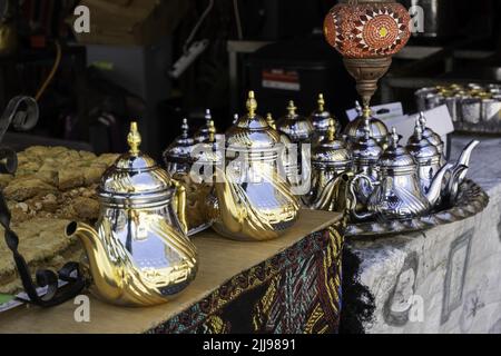 Detail der typischen alten arabischen Teekannen Stockfoto