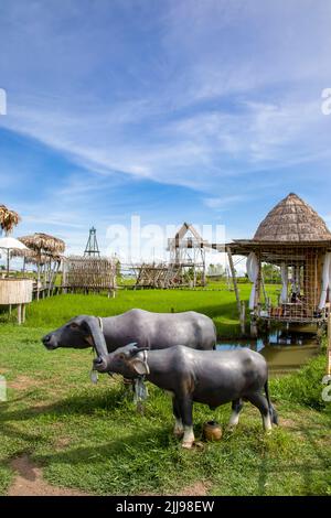 Ayutthaya Thailand 6. Jun 2022: Die Wasserbüffelstatue und Ansicht von Rak Na Ayutthaya im Reisfeld. Ein sehr schöner, aber entspannter Ort. Stockfoto