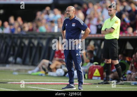 ROTTERDAM - Olympique Lyonnais Trainer Peter Bosz während des Freundschaftsspiel zwischen Feyenoord und Olympique Lyon im Feyenoord Stadium de Kuip am 24. Juli 2022 in Rotterdam, Niederlande. ANP BART STOUTENDIJK Stockfoto