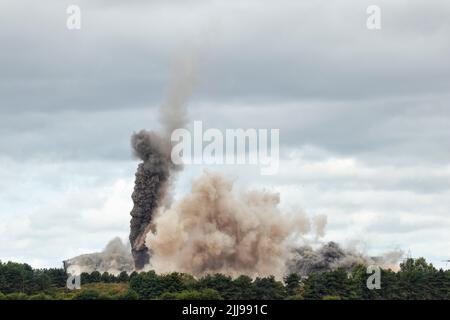 Aufgenommen aus einer Serie von Fotos des Schornsteinhauses und des Kesselhauses im Kraftwerk Eggborough, das durch kontrollierte Sprengstoffe abgerissen wurde. Stockfoto