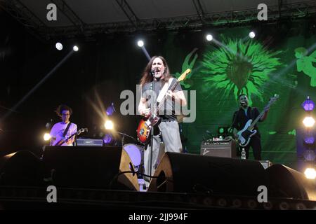 22. Juli 2022, Padova, Venetien, Italien: Der italienische Singer-Songwriter, Multiinstrumentalist, Plattenproduzent und Fernsehpersönlichkeit, Gründer und Frontmann der alternativen Rockgruppe Afterhours, Manuel Agnelli trat im Parco della Musica in Padua auf. (Bild: © Mimmo Lamacchia/Pacific Press via ZUMA Press Wire) Stockfoto