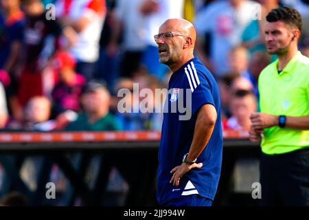 ROTTERDAM, NIEDERLANDE - 24. JULI: Peter Bosz von Olympique Lyon während des Vorsaison-Freundschaftsspiel zwischen Feyenoord und Olympique Lyon am 24. Juli 2022 im Stadion Feyenoord in Rotterdam, Niederlande (Foto: Geert van Erven/Orange Picles) Stockfoto