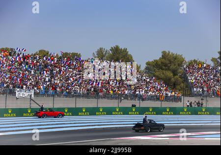 Le Castellet, Frankreich - 24/07/2022, Le Castellet, Frankreich - 24/07/2022, GASLY Pierre (Fra), Scuderia AlphaTauri AT03, Portrait mit TSUNODA Yuki (jap), Scuderia AlphaTauri AT03, Fahrerparade während der Formel 1 Lenovo Grand Prix de France, Französischer Grand Prix 2022, 12. Lauf der FIA Formel 1 Weltmeisterschaft 2022 vom 22. Bis 24. Juli 2022 auf dem Circuit Paul Ricard, in Le Castellet, Frankreich - Foto: Antonin Vincent / Dppi/DPPI/LiveMedia Stockfoto