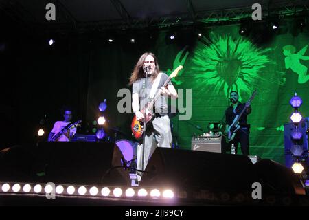 22. Juli 2022, Padova, Venetien, Italien: Der italienische Singer-Songwriter, Multiinstrumentalist, Plattenproduzent und Fernsehpersönlichkeit, Gründer und Frontmann der alternativen Rockgruppe Afterhours, Manuel Agnelli trat im Parco della Musica in Padua auf. (Bild: © Mimmo Lamacchia/Pacific Press via ZUMA Press Wire) Stockfoto