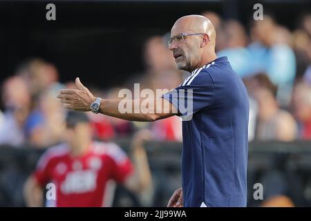 ROTTERDAM - Olympique Lyonnais Trainer Peter Bosz während des Freundschaftsspiel zwischen Feyenoord und Olympique Lyon im Feyenoord Stadium de Kuip am 24. Juli 2022 in Rotterdam, Niederlande. ANP BART STOUTJEDIJK Stockfoto