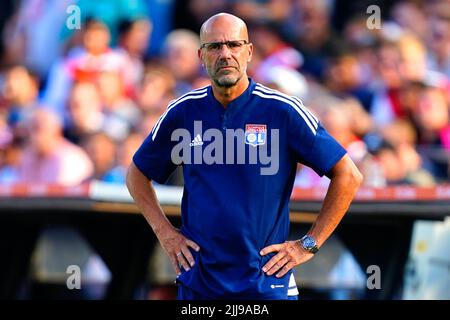 ROTTERDAM, NIEDERLANDE - 24. JULI: Peter Bosz von Olympique Lyon während des Vorsaison-Freundschaftsspiel zwischen Feyenoord und Olympique Lyon am 24. Juli 2022 im Stadion Feyenoord in Rotterdam, Niederlande (Foto: Geert van Erven/Orange Picles) Stockfoto