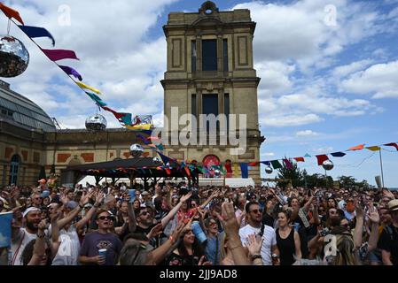 Gestern feierte das Kaleidoscope Festival von Alexandra Palace sein drittes Jahr mit einem Line-Up, das Orbital, Happy Mondays, Charlotte Church’s Late Night Pop Dungeon, David Rodigan MBE und The Magic Numbers und DJ Sets von Crazy P Soundsystem, Craig Charles, DJ Yoda, Zero 7 und PBR Streetgang umfasst. Auf der Comedy-Bühne gab es Auftritte von Dom Joly, Jessica Fostekew, Ed Byrne, Huge Davies und Sindhu Vee. Vor dem Hintergrund bietet sich ein atemberaubender Blick über die ganze Stadt, eine riesige Parklandschaft zum Erkunden sowie Zugang zu einigen der versteckten Ecken des berühmten Palastes. Stockfoto