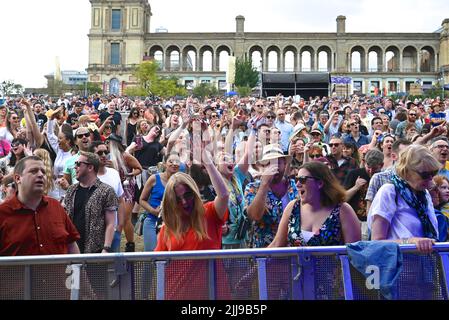 Gestern feierte das Kaleidoscope Festival von Alexandra Palace sein drittes Jahr mit einem Line-Up, das Orbital, Happy Mondays, Charlotte Church’s Late Night Pop Dungeon, David Rodigan MBE und The Magic Numbers und DJ Sets von Crazy P Soundsystem, Craig Charles, DJ Yoda, Zero 7 und PBR Streetgang umfasst. Auf der Comedy-Bühne gab es Auftritte von Dom Joly, Jessica Fostekew, Ed Byrne, Huge Davies und Sindhu Vee. Vor dem Hintergrund bietet sich ein atemberaubender Blick über die ganze Stadt, eine riesige Parklandschaft zum Erkunden sowie Zugang zu einigen der versteckten Ecken des berühmten Palastes. Stockfoto