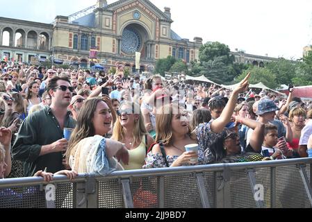 Gestern feierte das Kaleidoscope Festival von Alexandra Palace sein drittes Jahr mit einem Line-Up, das Orbital, Happy Mondays, Charlotte Church’s Late Night Pop Dungeon, David Rodigan MBE und The Magic Numbers und DJ Sets von Crazy P Soundsystem, Craig Charles, DJ Yoda, Zero 7 und PBR Streetgang umfasst. Auf der Comedy-Bühne gab es Auftritte von Dom Joly, Jessica Fostekew, Ed Byrne, Huge Davies und Sindhu Vee. Vor dem Hintergrund bietet sich ein atemberaubender Blick über die ganze Stadt, eine riesige Parklandschaft zum Erkunden sowie Zugang zu einigen der versteckten Ecken des berühmten Palastes. Stockfoto