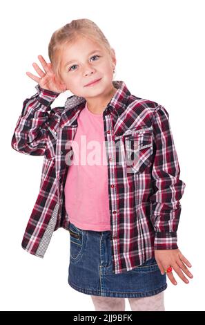 Im Studio wurde das Porträt eines kleinen, nachdenklichen Mädchens aufgenommen, das Lauschangriffe macht. Platz auf weißem Hintergrund kopieren. Stockfoto