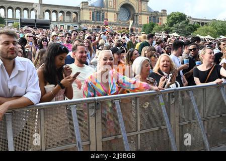 Gestern feierte das Kaleidoscope Festival von Alexandra Palace sein drittes Jahr mit einem Line-Up, das Orbital, Happy Mondays, Charlotte Church’s Late Night Pop Dungeon, David Rodigan MBE und The Magic Numbers und DJ Sets von Crazy P Soundsystem, Craig Charles, DJ Yoda, Zero 7 und PBR Streetgang umfasst. Auf der Comedy-Bühne gab es Auftritte von Dom Joly, Jessica Fostekew, Ed Byrne, Huge Davies und Sindhu Vee. Vor dem Hintergrund bietet sich ein atemberaubender Blick über die ganze Stadt, eine riesige Parklandschaft zum Erkunden sowie Zugang zu einigen der versteckten Ecken des berühmten Palastes. Stockfoto