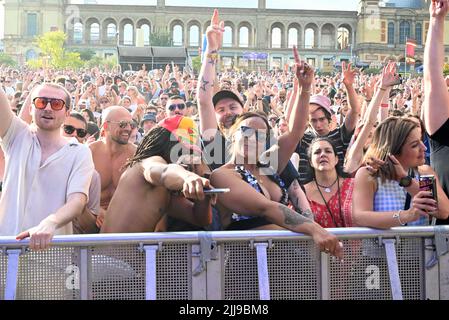 Gestern feierte das Kaleidoscope Festival von Alexandra Palace sein drittes Jahr mit einem Line-Up, das Orbital, Happy Mondays, Charlotte Church’s Late Night Pop Dungeon, David Rodigan MBE und The Magic Numbers und DJ Sets von Crazy P Soundsystem, Craig Charles, DJ Yoda, Zero 7 und PBR Streetgang umfasst. Auf der Comedy-Bühne gab es Auftritte von Dom Joly, Jessica Fostekew, Ed Byrne, Huge Davies und Sindhu Vee. Vor dem Hintergrund bietet sich ein atemberaubender Blick über die ganze Stadt, eine riesige Parklandschaft zum Erkunden sowie Zugang zu einigen der versteckten Ecken des berühmten Palastes. Stockfoto