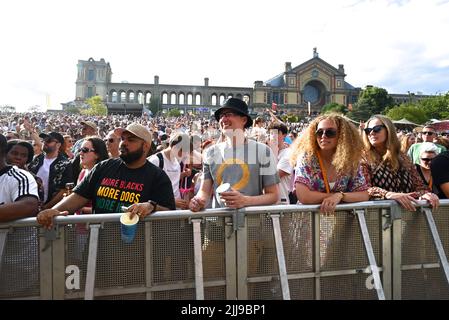 Gestern feierte das Kaleidoscope Festival von Alexandra Palace sein drittes Jahr mit einem Line-Up, das Orbital, Happy Mondays, Charlotte Church’s Late Night Pop Dungeon, David Rodigan MBE und The Magic Numbers und DJ Sets von Crazy P Soundsystem, Craig Charles, DJ Yoda, Zero 7 und PBR Streetgang umfasst. Auf der Comedy-Bühne gab es Auftritte von Dom Joly, Jessica Fostekew, Ed Byrne, Huge Davies und Sindhu Vee. Vor dem Hintergrund bietet sich ein atemberaubender Blick über die ganze Stadt, eine riesige Parklandschaft zum Erkunden sowie Zugang zu einigen der versteckten Ecken des berühmten Palastes. Stockfoto