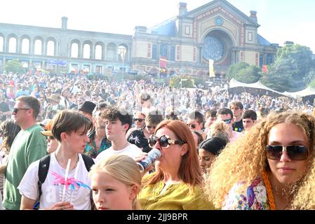 Gestern feierte das Kaleidoscope Festival von Alexandra Palace sein drittes Jahr mit einem Line-Up, das Orbital, Happy Mondays, Charlotte Church’s Late Night Pop Dungeon, David Rodigan MBE und The Magic Numbers und DJ Sets von Crazy P Soundsystem, Craig Charles, DJ Yoda, Zero 7 und PBR Streetgang umfasst. Auf der Comedy-Bühne gab es Auftritte von Dom Joly, Jessica Fostekew, Ed Byrne, Huge Davies und Sindhu Vee. Vor dem Hintergrund bietet sich ein atemberaubender Blick über die ganze Stadt, eine riesige Parklandschaft zum Erkunden sowie Zugang zu einigen der versteckten Ecken des berühmten Palastes. Stockfoto