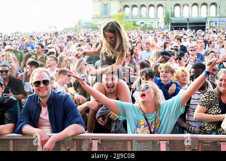 Gestern feierte das Kaleidoscope Festival von Alexandra Palace sein drittes Jahr mit einem Line-Up, das Orbital, Happy Mondays, Charlotte Church’s Late Night Pop Dungeon, David Rodigan MBE und The Magic Numbers und DJ Sets von Crazy P Soundsystem, Craig Charles, DJ Yoda, Zero 7 und PBR Streetgang umfasst. Auf der Comedy-Bühne gab es Auftritte von Dom Joly, Jessica Fostekew, Ed Byrne, Huge Davies und Sindhu Vee. Vor dem Hintergrund bietet sich ein atemberaubender Blick über die ganze Stadt, eine riesige Parklandschaft zum Erkunden sowie Zugang zu einigen der versteckten Ecken des berühmten Palastes. Stockfoto