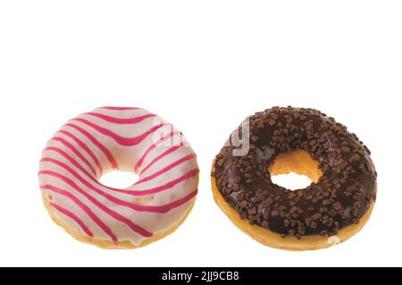 Nahaufnahme von rosa und Schokolade Donut bestreut mit Nüssen und weißer Glasur isoliert auf weißem Hintergrund. Schweden. Stockfoto