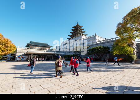 Seoul, Südkorea - 04. November 2019: Tourist im nationalen Volksmuseum von korea in Seoul ist das Volksmuseum ein Museum, das das tägliche Leben darstellt Stockfoto
