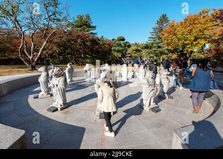 Seoul, Südkorea - 04. November 2019: Menschen in den zwölf Tierkreiszeichen-Gottheiten in der Nähe des Nationalen Volksmuseums von Korea im Gyeongbokgung Palast in Seoul Stockfoto