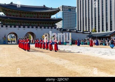 Seoul, Südkorea - November 04, 2019: Die Königliche Zeremonie Guard-Changing Gyeongbokgung Palast. Die königliche Guard-Changing Zeremonie ist eine große Chancen Stockfoto