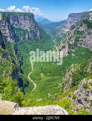 Die Vikos-Schlucht vom Aussichtspunkt Veloi in der Zagori-Region des Pindus-Gebirges in Nordgriechenland Stockfoto